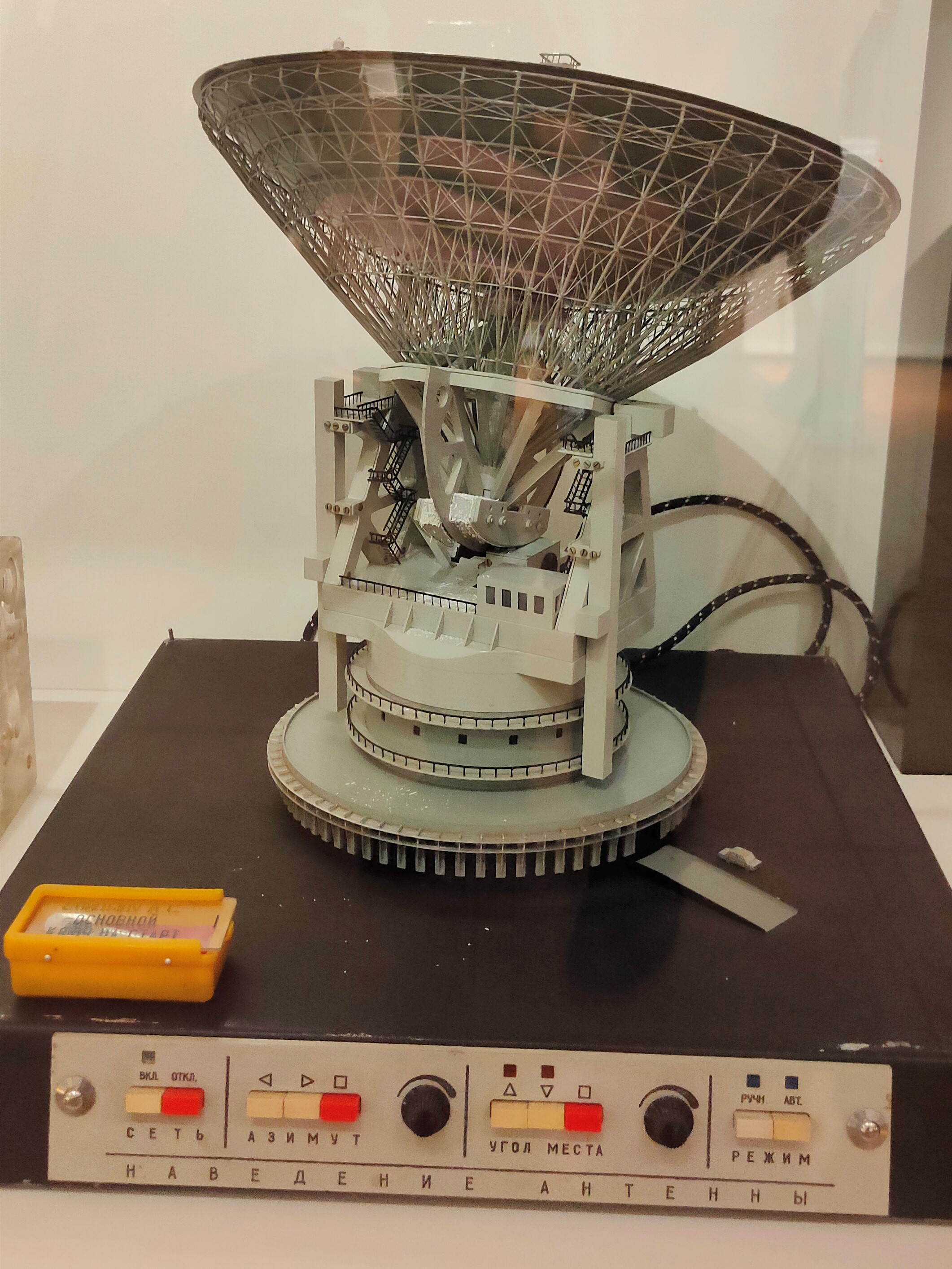  Модель антенны СМ-214АУ дальней космической связи с диаметром зеркала 70м