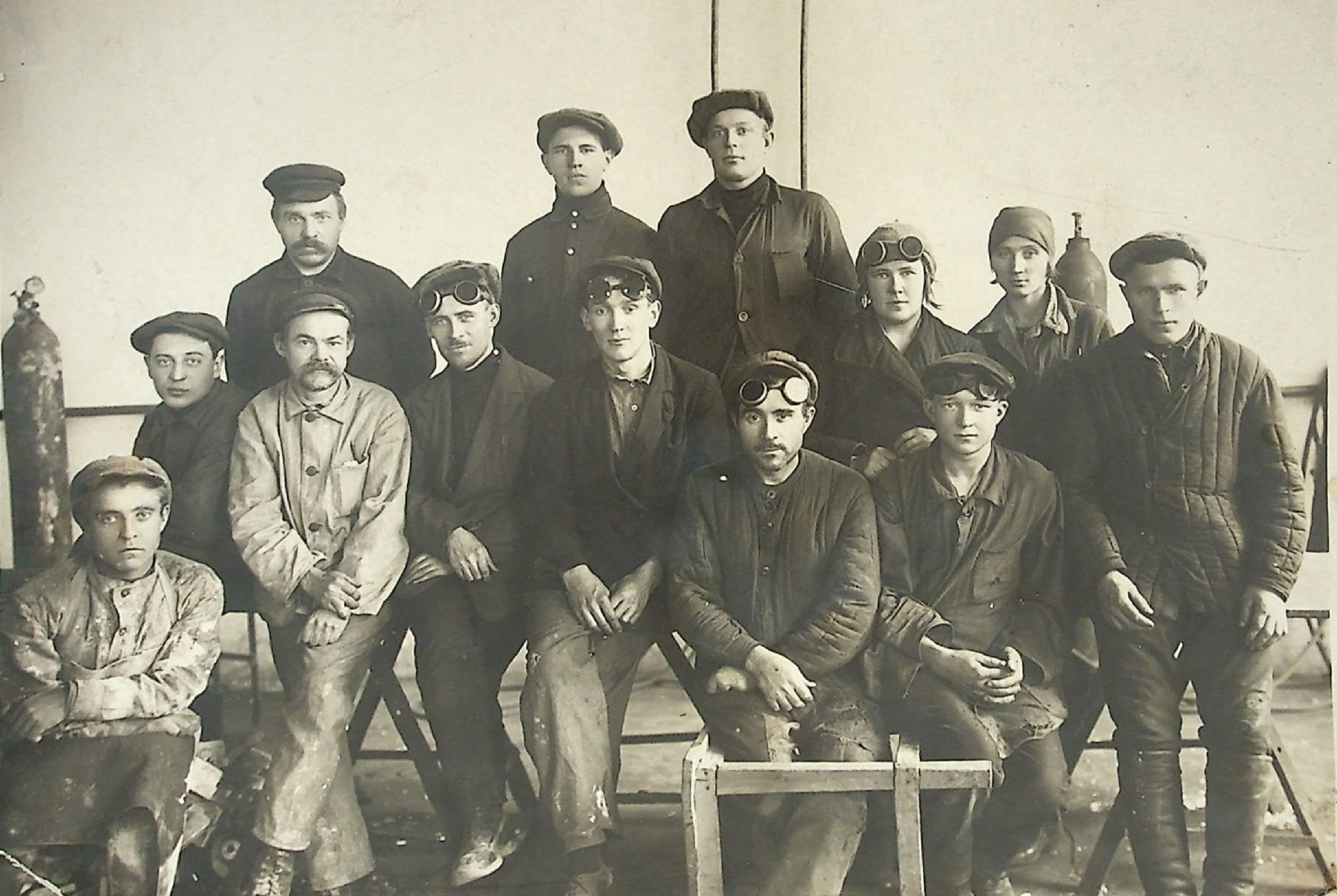 Фотография. Передовая ударная бригада сварщиков меднолитейной мастерской. 1928 г.