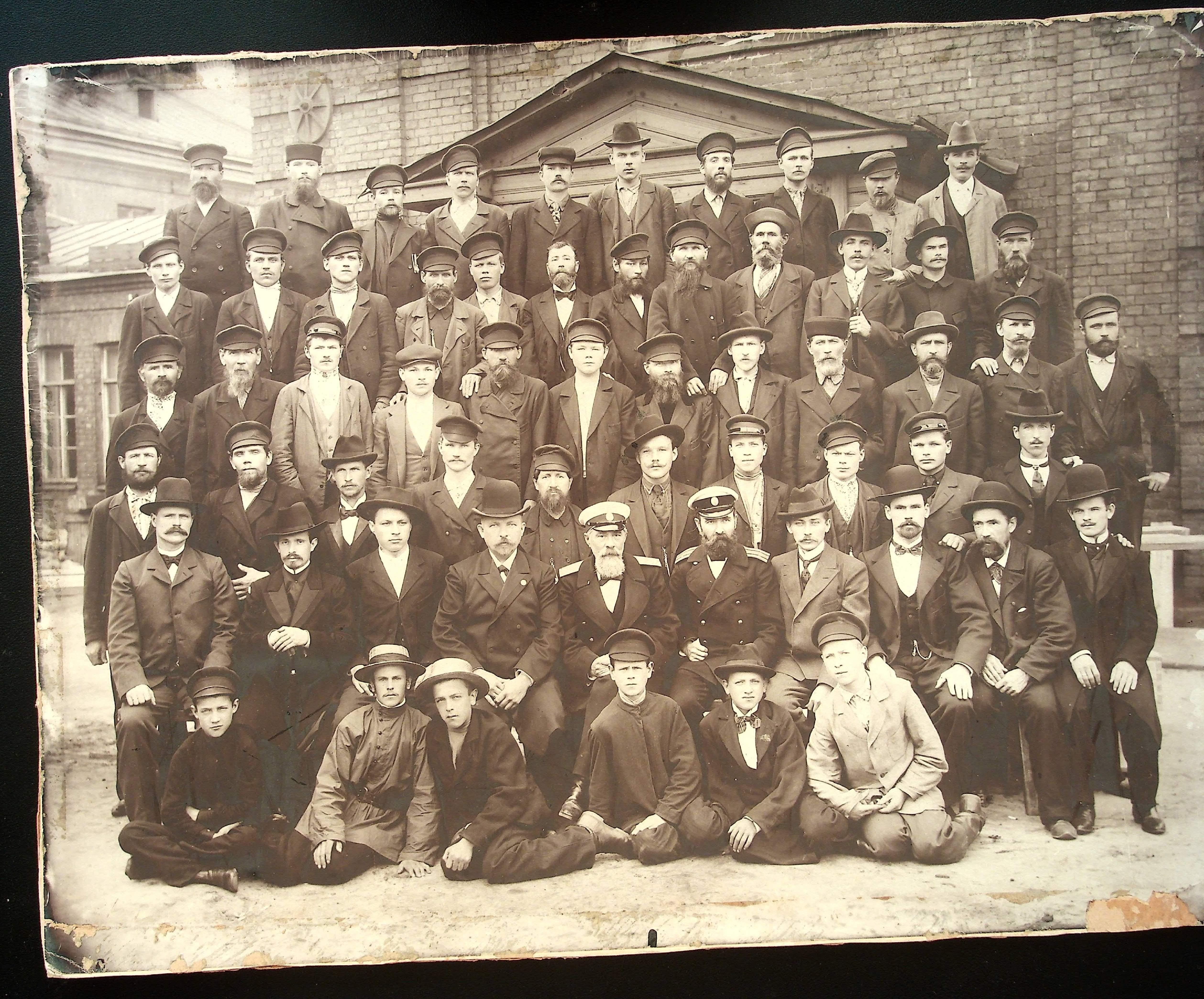 Фотография. Г.А.Власьев с работниками модельной мастерской Обуховского завода. 1890-1900-е гг.