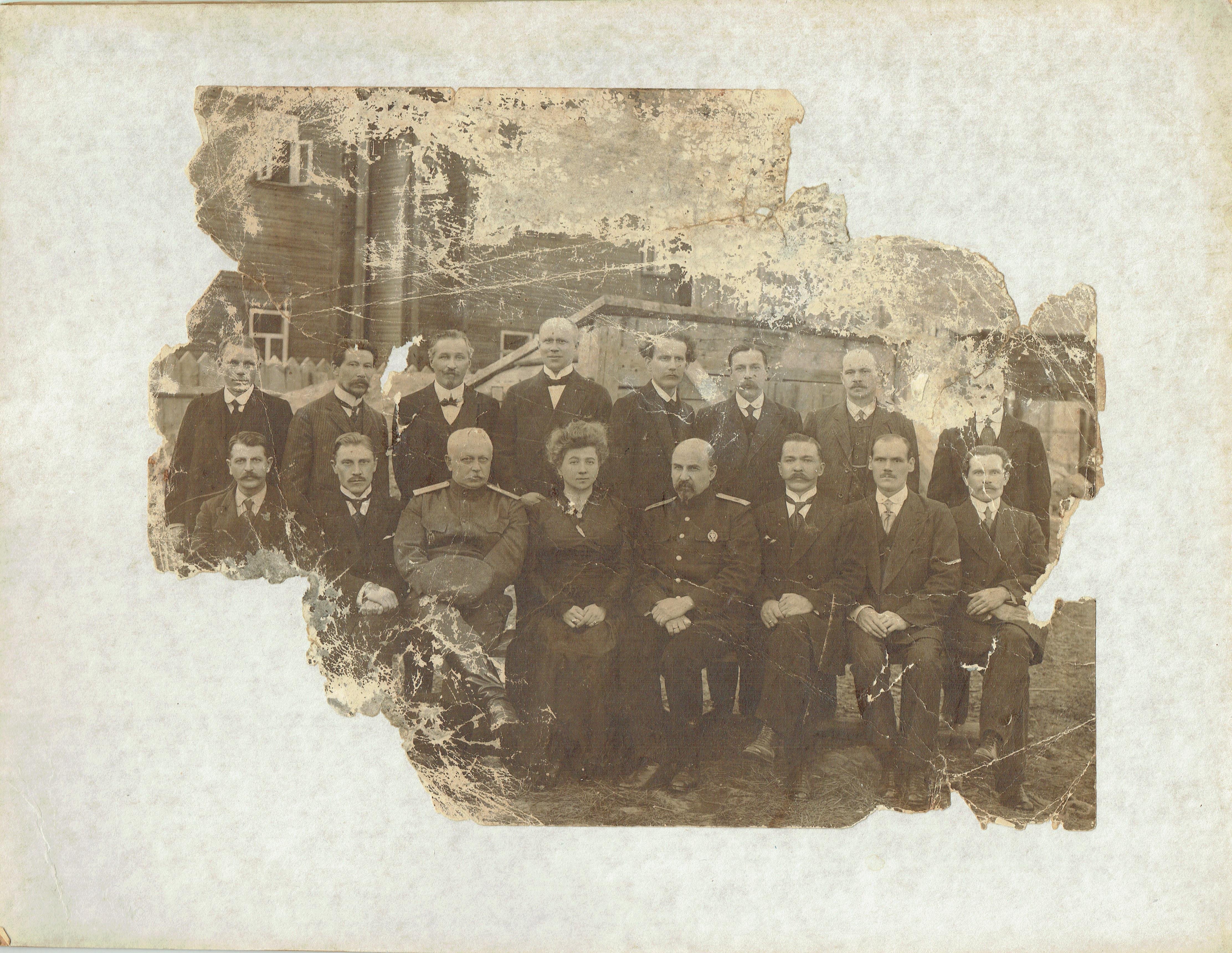 Фотография. Основатели детского приюта у здания школы в Мурзинке. Конец XIX - начало XX вв.