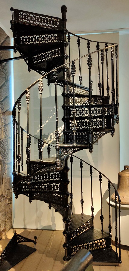 Чугунная литая лестница одного из цехов ОСЗ 