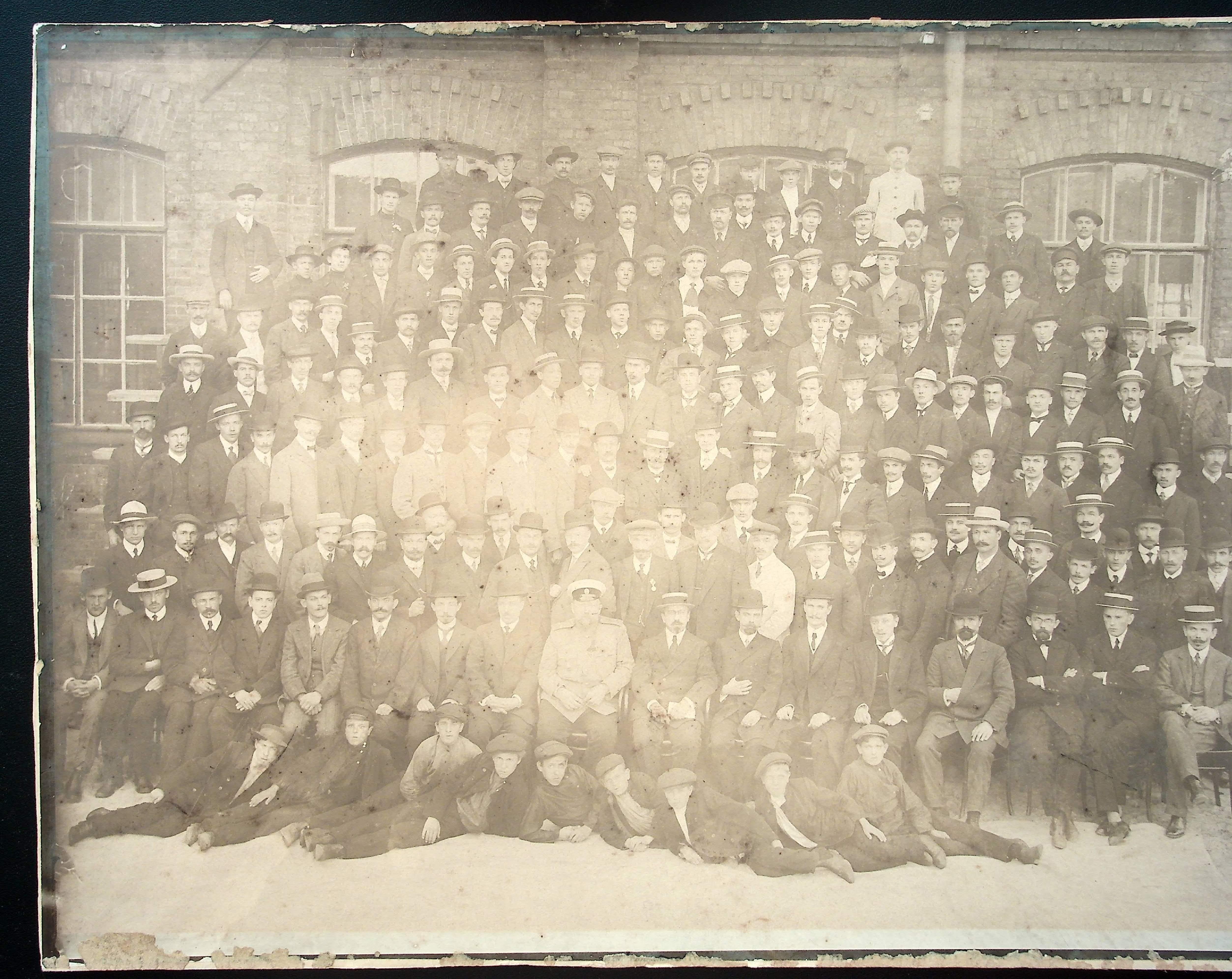 Фотография. Сотрудники оптико-механической мастерской Обуховского завода. 1900-е гг.